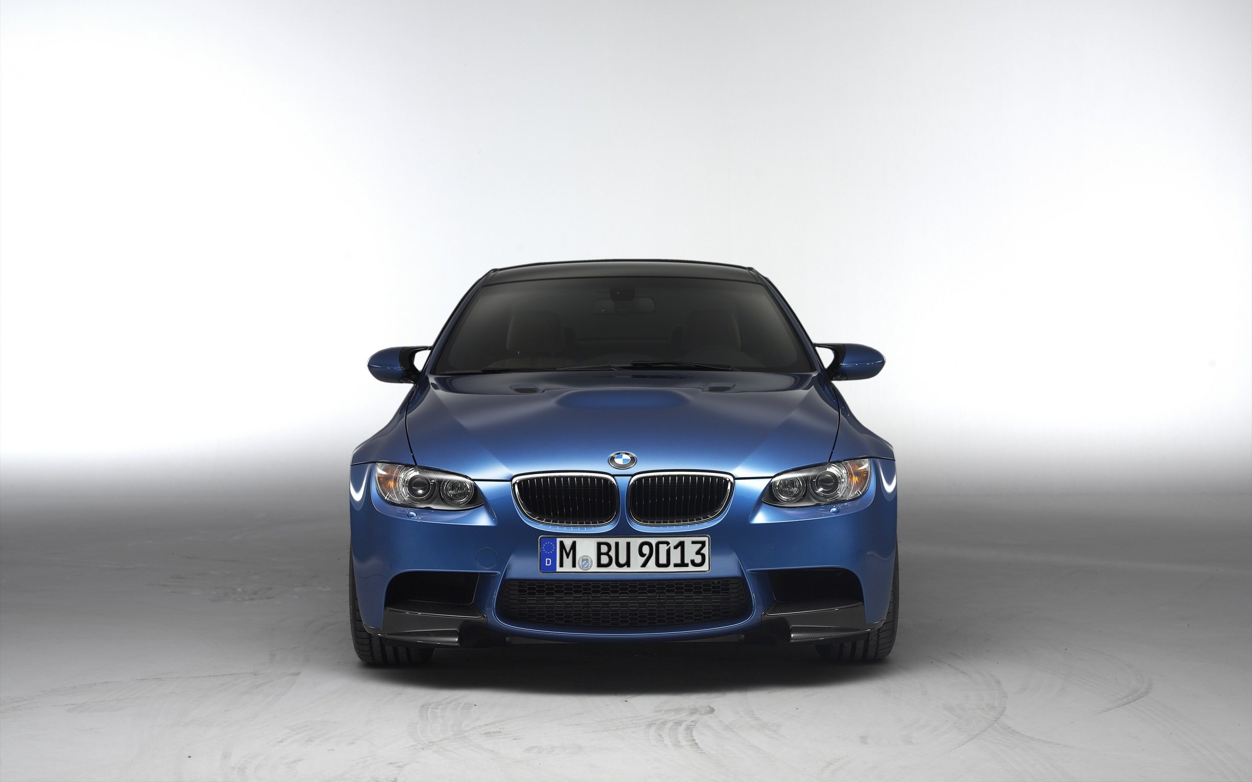 Синий BMW 3 серии, М3, вид спереди, анфас, светлый фон